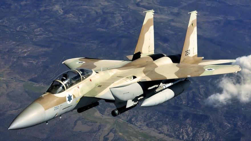 Un caza F-15 del ejército israelí realizando un vuelo de ejercicio.