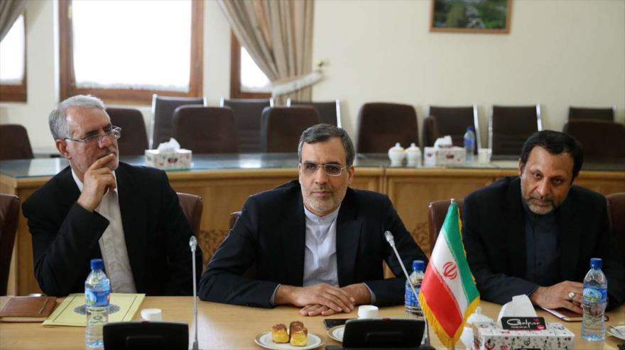 El funcionario iraní Husein Yaberi Ansari (centro), en una reunión con Alexander Lavrentiev en Teherán, 10 de abril de 2018.