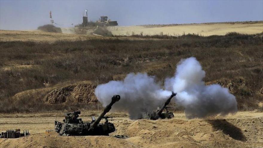 Los tanques del ejército del régimen de Israel disparan contra las posiciones de HAMAS en la Franja de Gaza, 27 de julio de 2014.