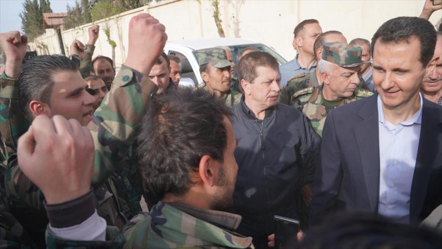 El presidente de Siria, Bashar al-Asad, (decha.) visita a los militares sirios en la región de Guta Oriental, 18 de marzo de 2018.