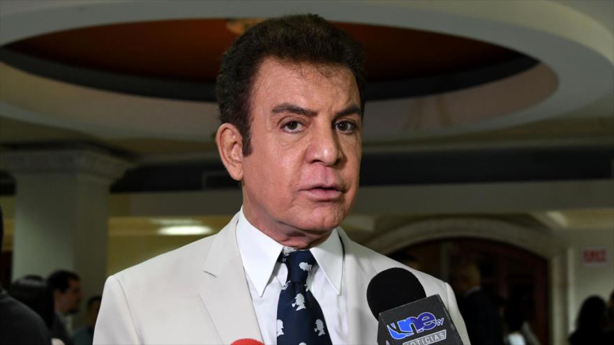 El excandidato presidencial hondureño Salvador Nasralla habla con la prensa en Tegucigalpa, la capital, 12 de marzo de 2018.