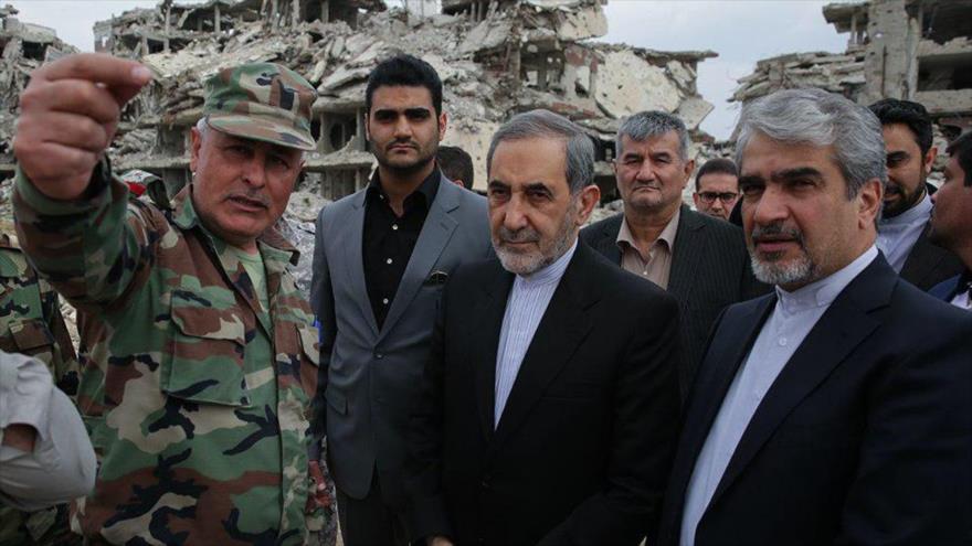 El asesor del Líder iraní para Asuntos Internacionales, Ali Akbar Velayati (centro), visita la región siria de Guta Oriental, 11 de abril de 2018.