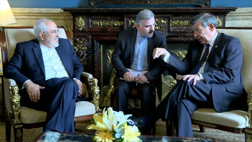 El canciller uruguayo, Rodolfo Nin Novoa (dcha.), junto a su par iraní, Mohamad Yavad Zarif, en Montevideo (capital de Uruguay), 11 de abril de 2018.