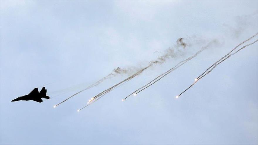 Un avión de combate F-16 del régimen de Israel en una maniobra militar.