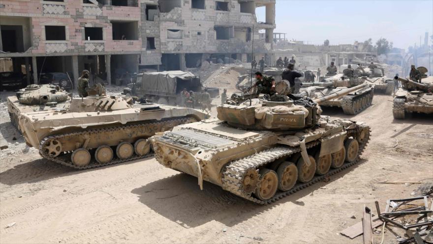 Tanques del Ejército sirio avanzan hacia la ciudad de Duma, controlada por los grupos armados, en la región de Guta Oriental, 8 de abril de 2018.
