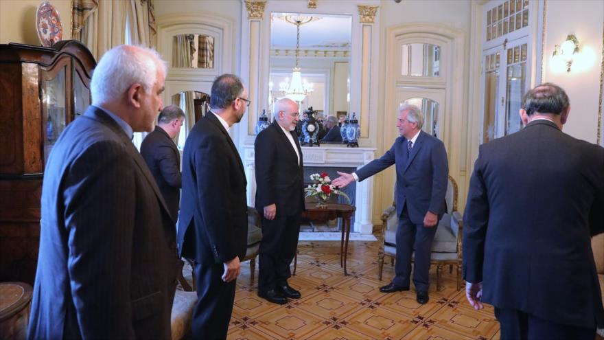 El canciller de Irán, Mohamad Yavad Zarif (izda.), se reúne con el presidente de Uruguay, Tabaré Vázquez, 11 de abril de 2018.