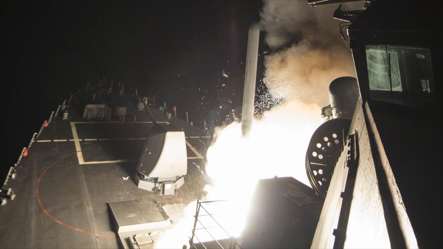 El momento de lanzamiento de los misiles crucero Tomahawk desde buques de guerra de EE.UU. contra una base aérea siria, 6 de abril de 2017.