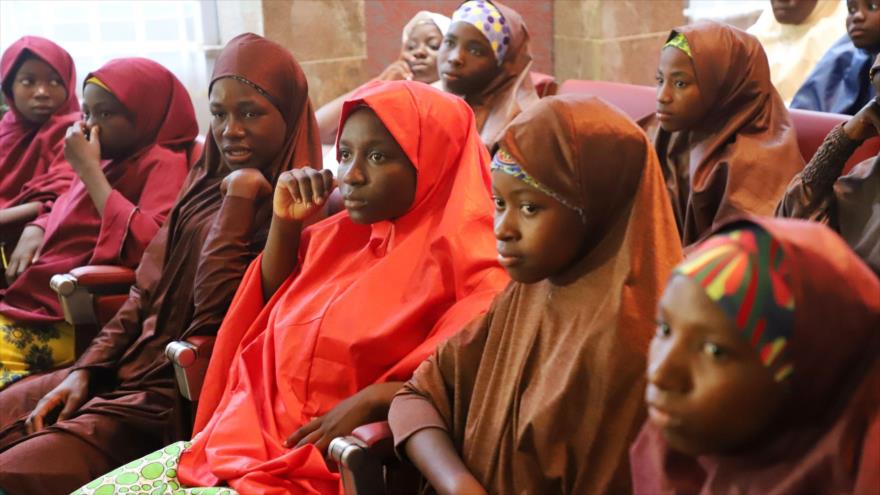 Niñas liberadas que fueron secuestradas por Boko Haram de su escuela en Dapchi, en el estado nororiental de Yobe, 23 de marzo de 2018.