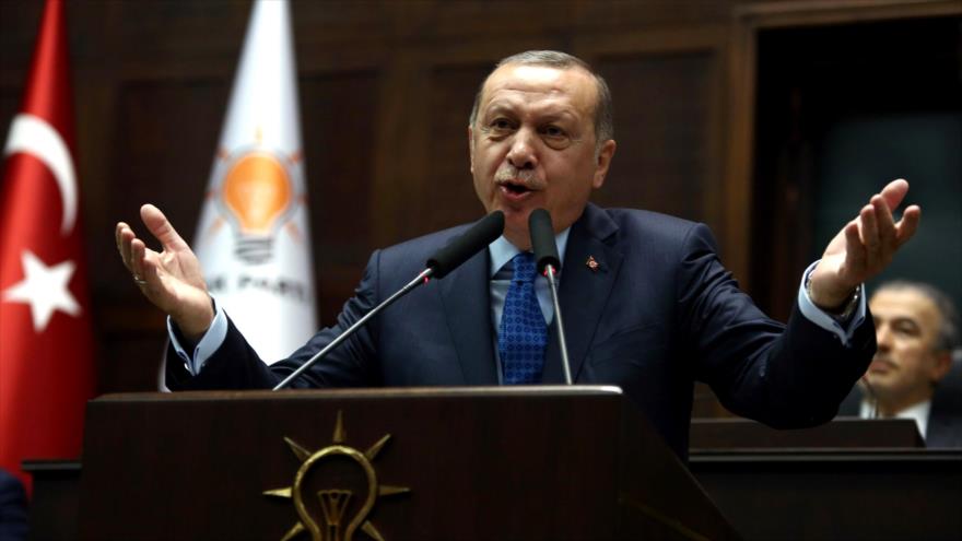 El presidente turco, Recep Tayyip Erdogan, ofrece un discurso ante la Gran Asamblea Nacional, Ankara (capital), 10 de abril de 2018.