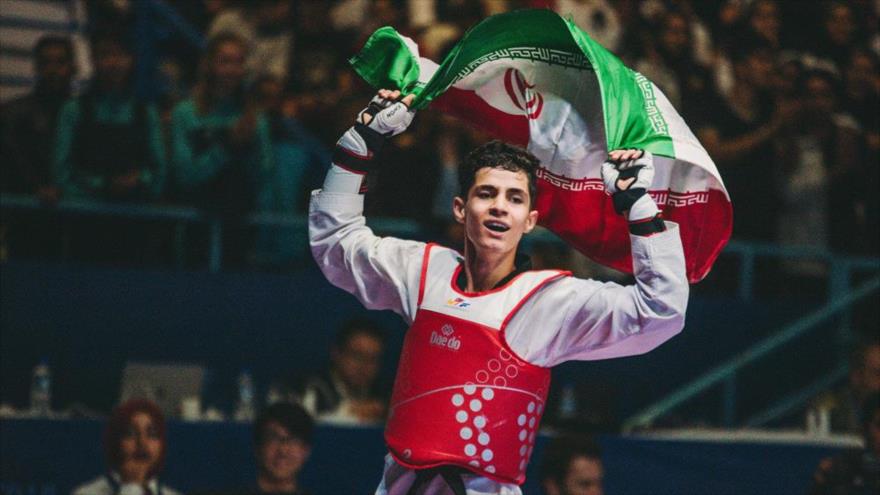 El taekwondista iraní Amir Valipur festeja su medalla de oro en el Campeonato Mundial de Taekwondo Junior de Túnez, 10 de abril de 2018. 