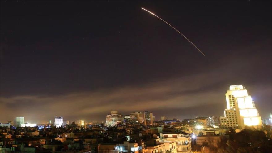 Un misil volando en el cielo de Damasco, capital de Siria, 14 de abril de 2018.