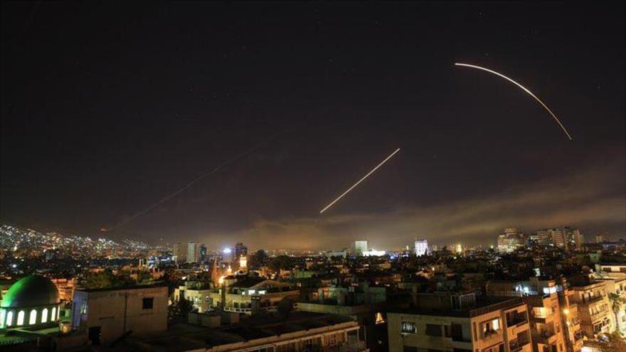 Defensa antiaérea del Ejército sirio intercepta un misil lanzado por EE.UU. en Damasco, la capital de Siria, 14 de abril de 2018.
