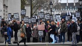 Protestan en Washington y Londres contra bombardeo de Siria