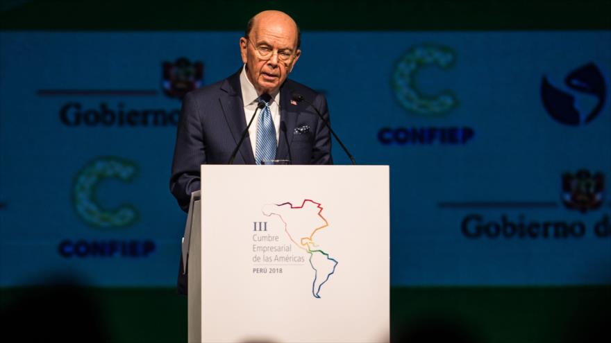 El secretario de Comercio de EE.UU., Wilbur Ross, habla en la VIII Cumbre de las Américas celebrada en Lima, capital peruana, 13 de abril de 2018.
