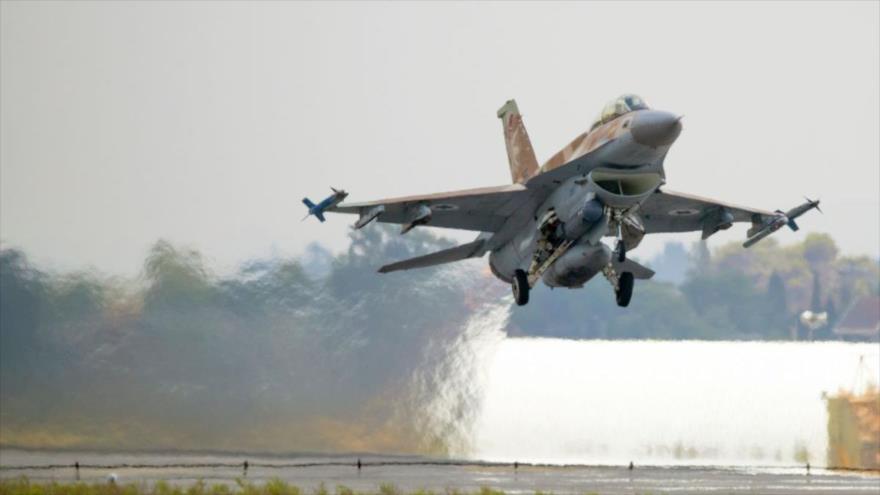 Un avión de guerra israelí F-16 despega de su base cerca de Haifa.