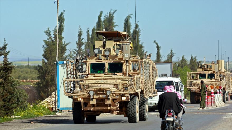 Convoy militar de las fuerzas de la llamada coalición internacional, liderada por Estados Unidos, en la ciudad siria de Manbiy, 3 de abril de 2018.