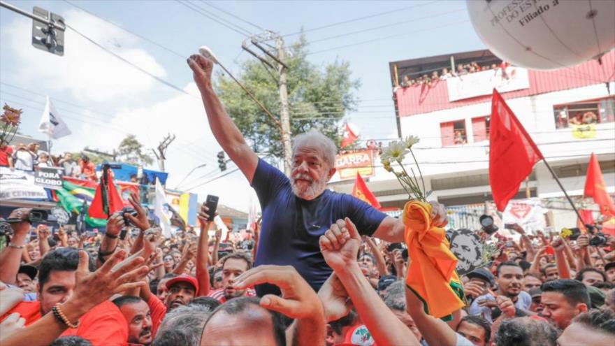El expresidente de Brasil Luiz Inacio Lula da Silva, es arropado por sus simpatizantes en São Paulo, 7 de abril de 2018.