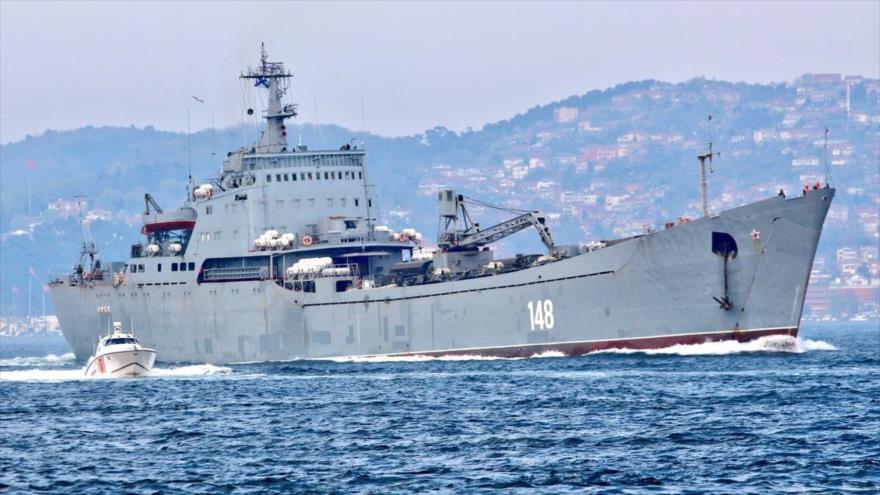 Buque militar ruso cruza el estrecho del Bósforo rumbo a las costas sirias en el mar Mediterráneo, 15 de abril de 2018.