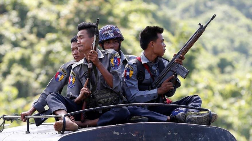 Miembros de las fuerzas de seguridad de Myanmar realizan una patrulla en la conflictiva región de Maungdaw, en el estado de Rajine.