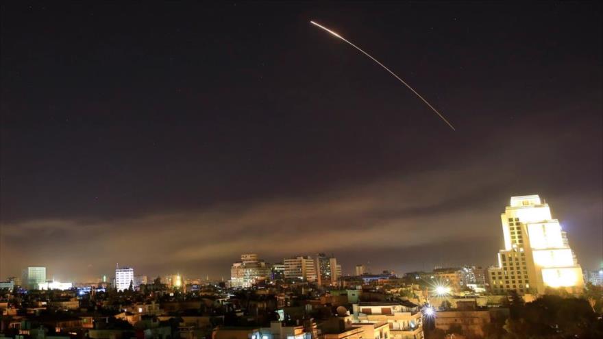 Un misil disparado durante un ataque coordinado entre EE.UU., el Reino Unido y Francia, contra Damasco (capital de Siria) , 14 de abril de 2018.