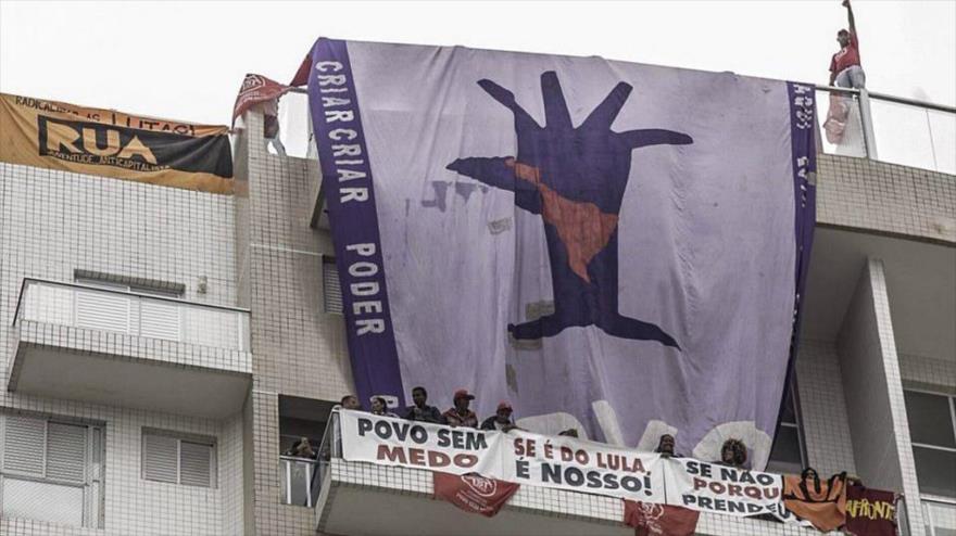 Simpatizantes de Lula ocupan apartamento por el que está preso