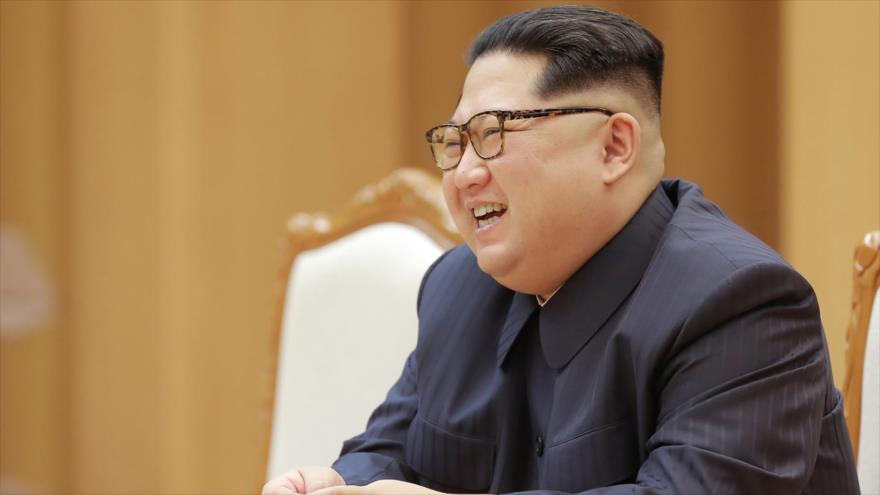 Foto publicada el 16 de abril de 2018 por la agencia KCNA muestra al líder norcoreano Kim Jong-un en un evento en Pyongyang. 