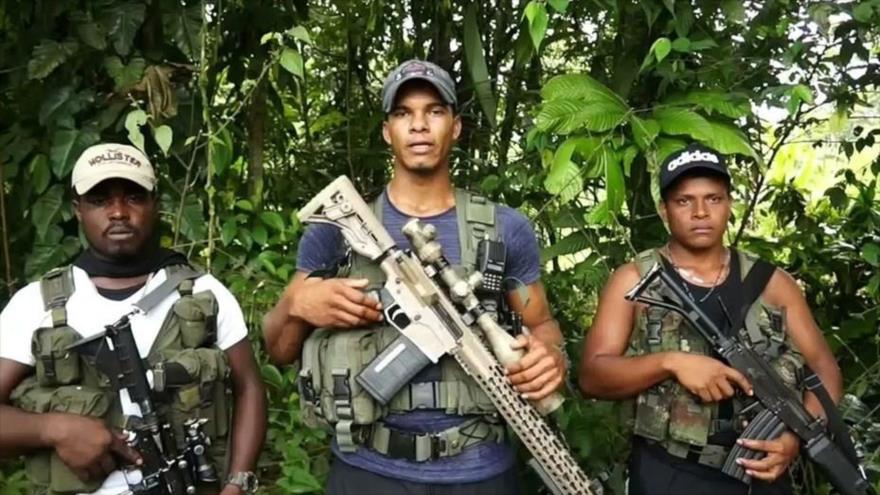 El jefe del frente armado Oliver Sinisterra (centro), alias “Guacho”, supuesto grupo disidente de las disueltas Fuerzas Armadas Revolucionarias de Colombia (FARC).