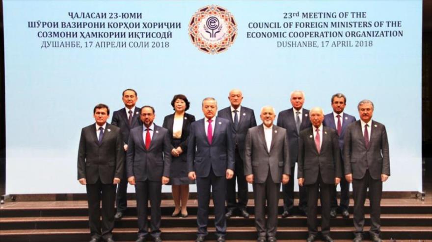 Ministros de Exteriores de la Organización de Cooperación Económica posan para una foto durante la 23ª reunión de la ECO en Tayikistán, 17 de abril de 2018.
