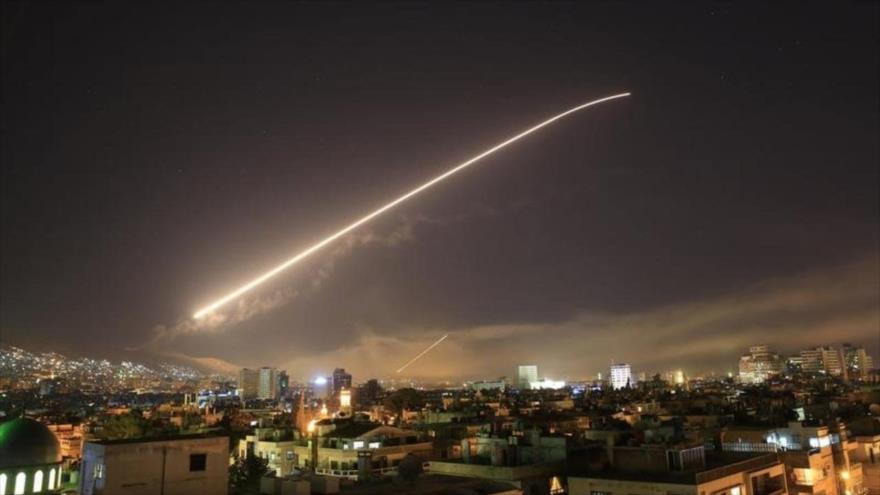 Un misil cruza el cielo de Damasco, capital de Siria, 14 de abril de 2018.