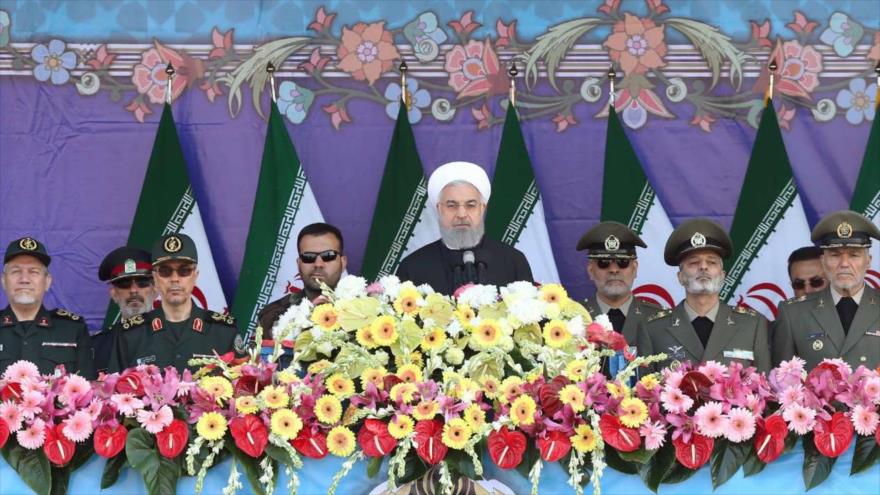 El presidente de Irán, Hasan Rohani (centro), en una ceremonia para celebrar el Día Nacional del Ejército, Teherán (capital), 18 de abril de 2018.