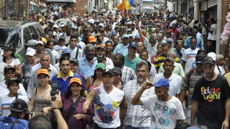 El candidato opositor a la Presidencia de Venezuela, Henri Falcón (centro), entre sus seguidores en el estado Vargas (norte), 17 de abril de 2018.