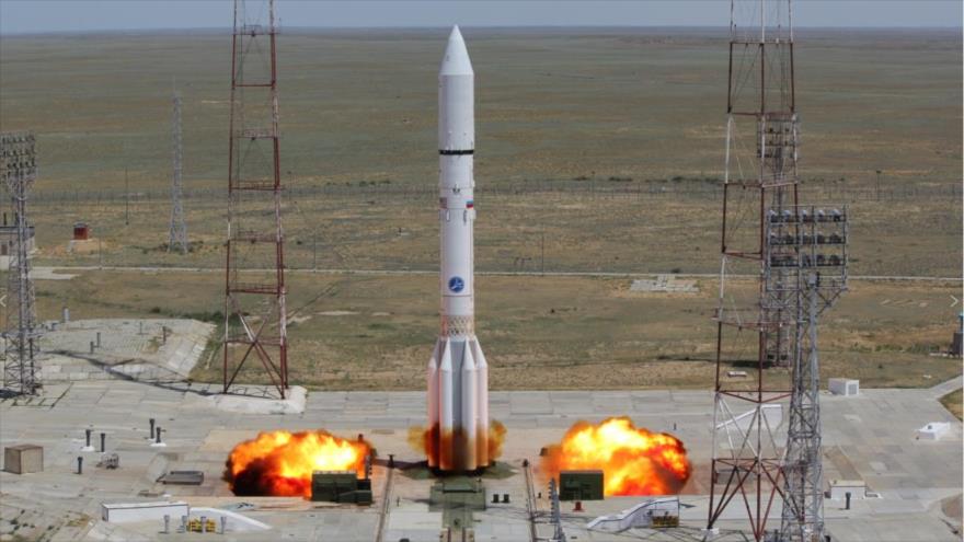 El cohete Proton-M se prepara para el lanzamiento.