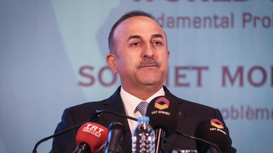 El canciller turco, Mevlut Cavusoglu, habla en la Cumbre Mundial de las Minorías Musulmanes, en Estambul, 18 de abril de 2018.