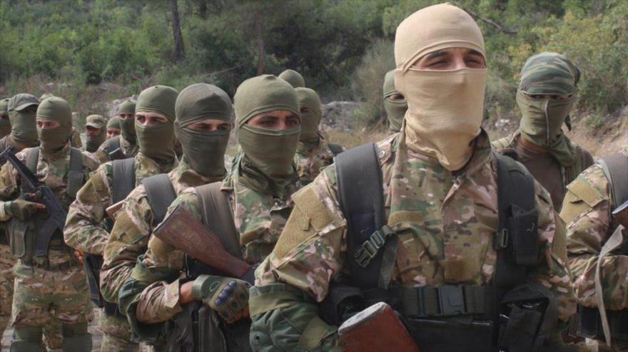 Miembros de la alianza terrorista Hayat Tahrir Al-Sham (HTS), liderada por el Frente Fath Al-Sham (antiguo Frente Al-Nusra), vinculado a Al-Qaeda.