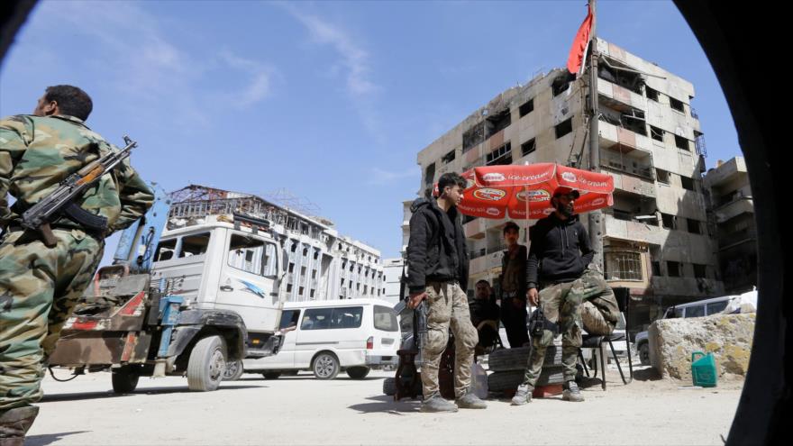 Los soldados sirios desplegados en una calle en Duma, en las afueras de Damasco (capital), 16 de abril de 2018.