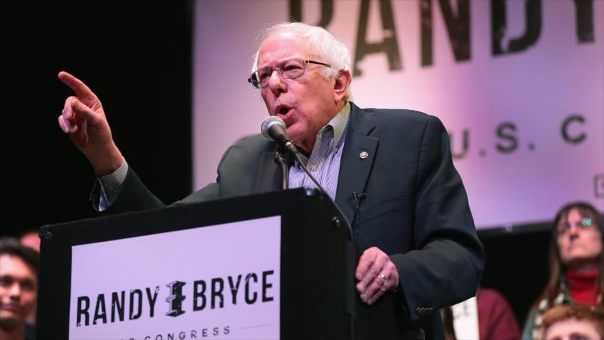 El senador estadounidense Bernie Sanders habla en un acto de campaña en Racine, Wisconsin, 24 de febrero de 2018. 