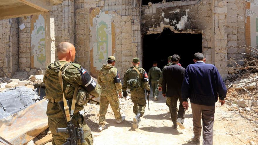 Fuerzas rusas entran en los edificios destruidos en Duma (en Guta Oriental), 16 de abril de 2018.