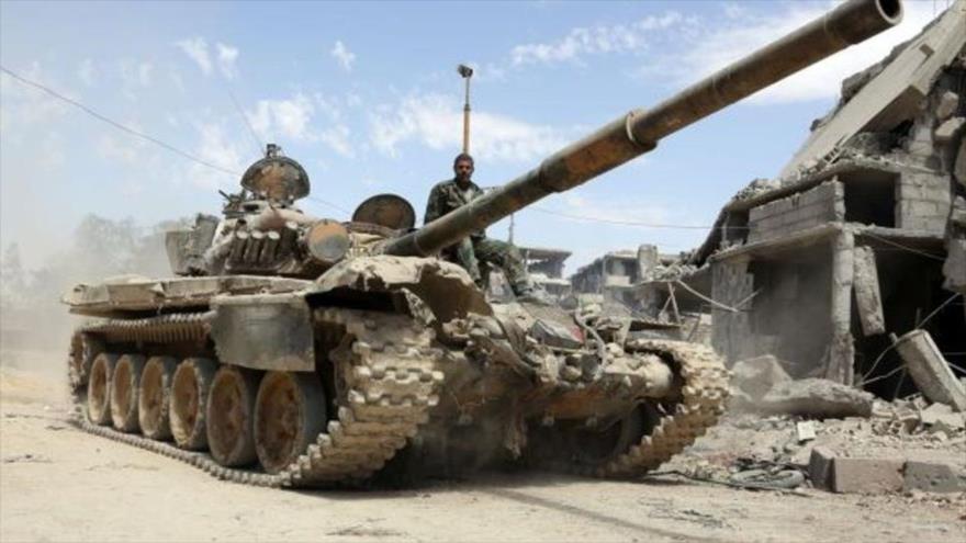 Un tanque sirio fuera de la ciudad de Duma, en la Guta Oriental.