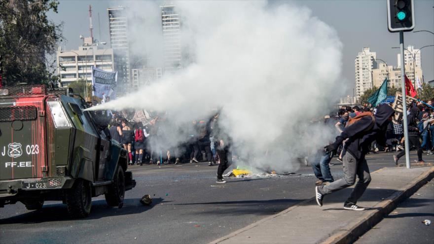 Policía chilena embiste a un estudiante en gran marcha educativa