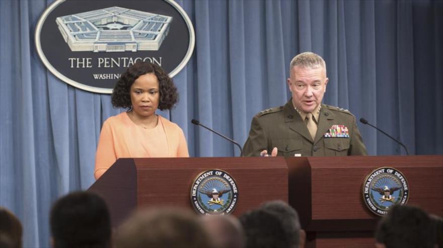 La portavoz del Pentágono, Dana White, y el jefe del Estado Mayor de EE.UU., Kenneth McKenzie, ofrecen una rueda conjunta, 19 de abril de 2018.