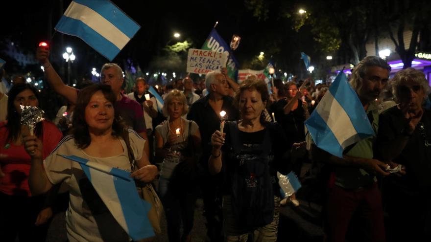 Vídeo: Argentinos marchan contra aumento de tarifas por Gobierno