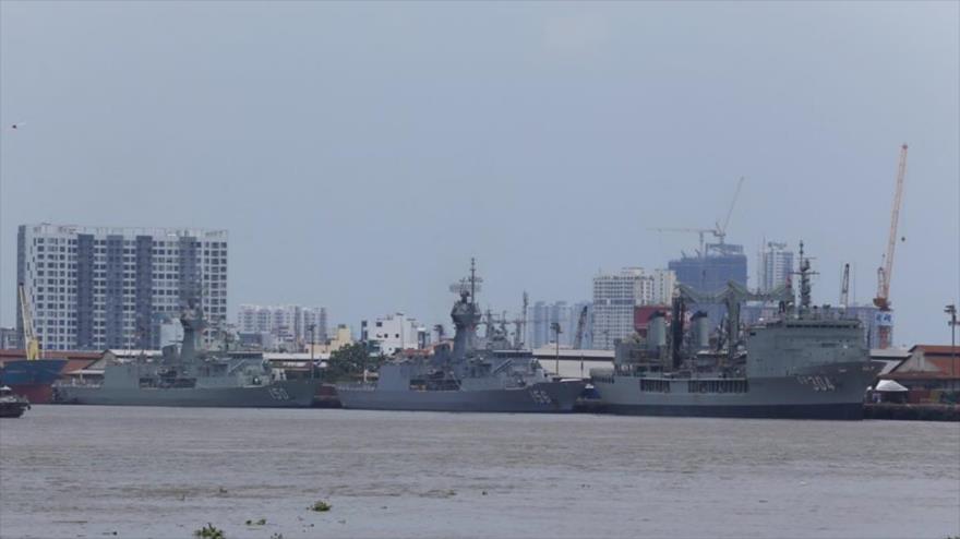 los buques australianos HMAS Anzac, HMAS Toowoomba y HMAS Success en Vietnam, 19 de abril de 2018.