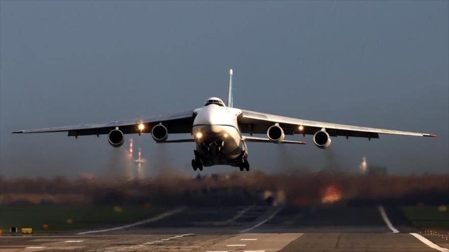 Un avión de transporte militar ruso, modelo Antonov An-124.
