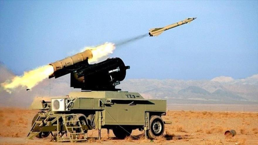 Plataforma de sistema de defensa aérea iraní lanza un misil Shahab Taqib. 
