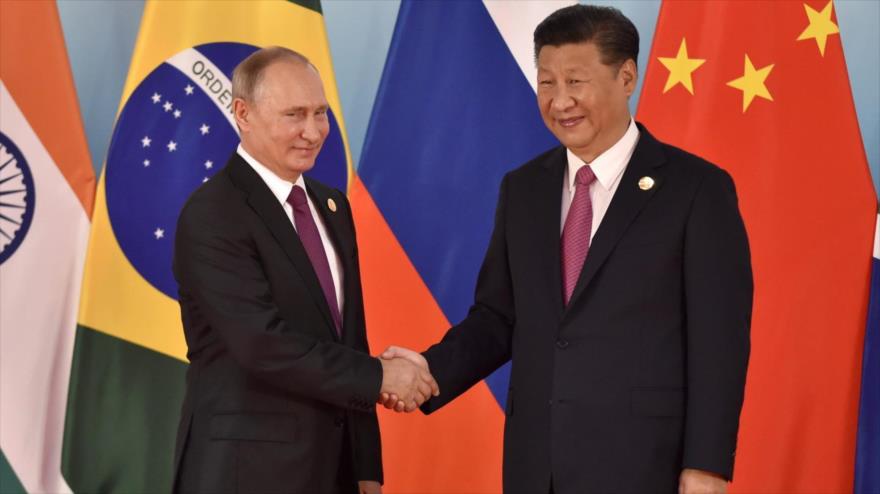 Los presidentes de Rusia, Vladimir Putin (izda.), y de China, Xi Jinping, en una reunión en China, 4 de septiembre de 2017.