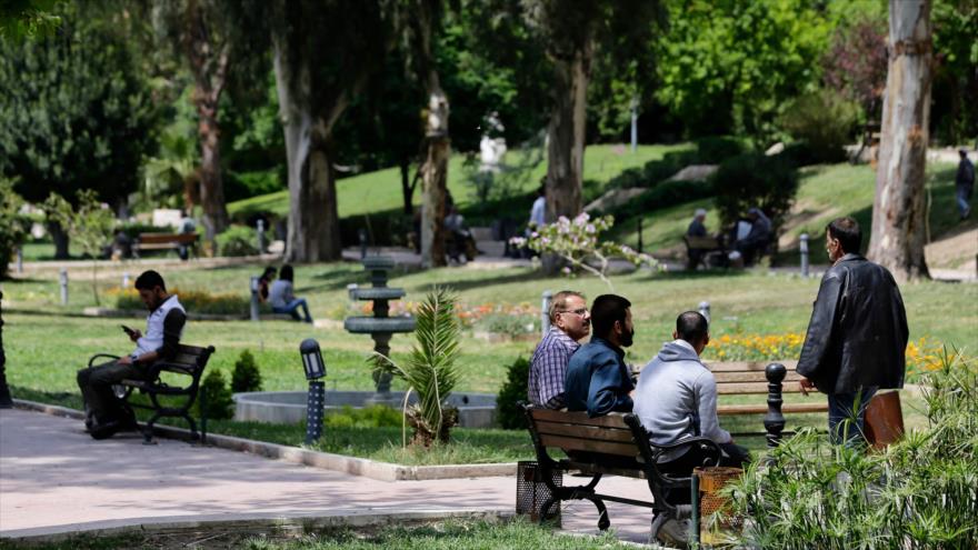 Habitantes de Damasco disfrutan la primavera en un parque de la capital siria, horas después del ataque tripartito occidental, 14 de abril de 2018.