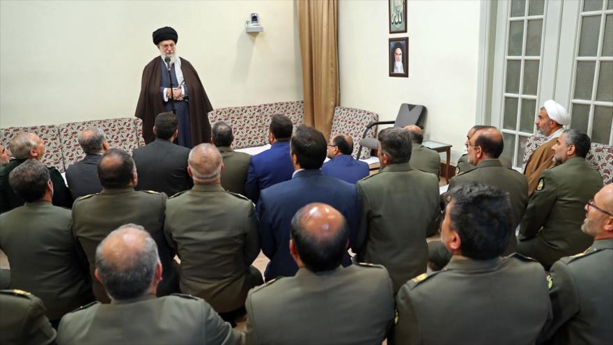 El Líder de la Revolución Islámica de Irán, el ayatolá Seyed Ali Jamenei, habla en una reunión con altos comandantes del Ejército, 22 de abril de 2018.