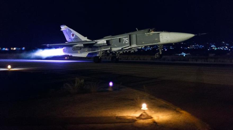 Un caza ruso despega del aeropuerto de Latakia, oeste de Siria.