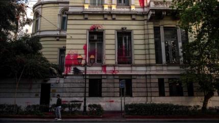 Activistas griegos ‘pintan’ embajada francesa por ataque a Siria