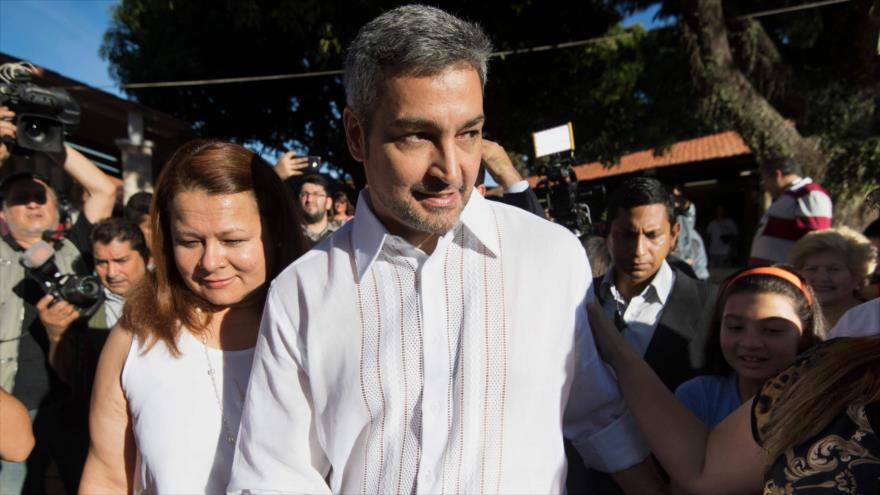 El candidato presidencial paraguayo Mario Abdo Benítez saluda a sus seguidores tras emitir su voto en Asunción, 22 de abril de 2018.